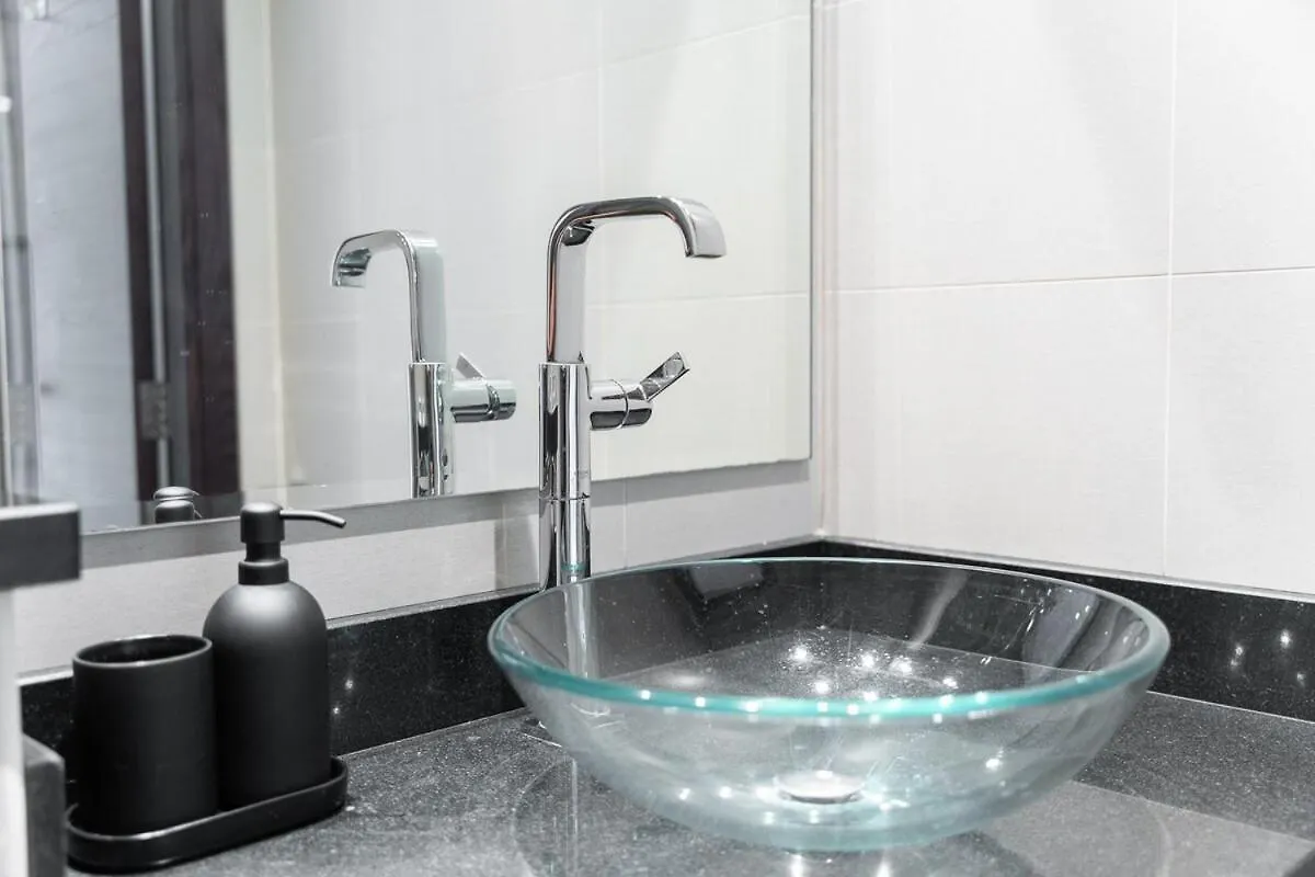 Upscale 2-Bedroom Flat In Dubai Marina Apartment