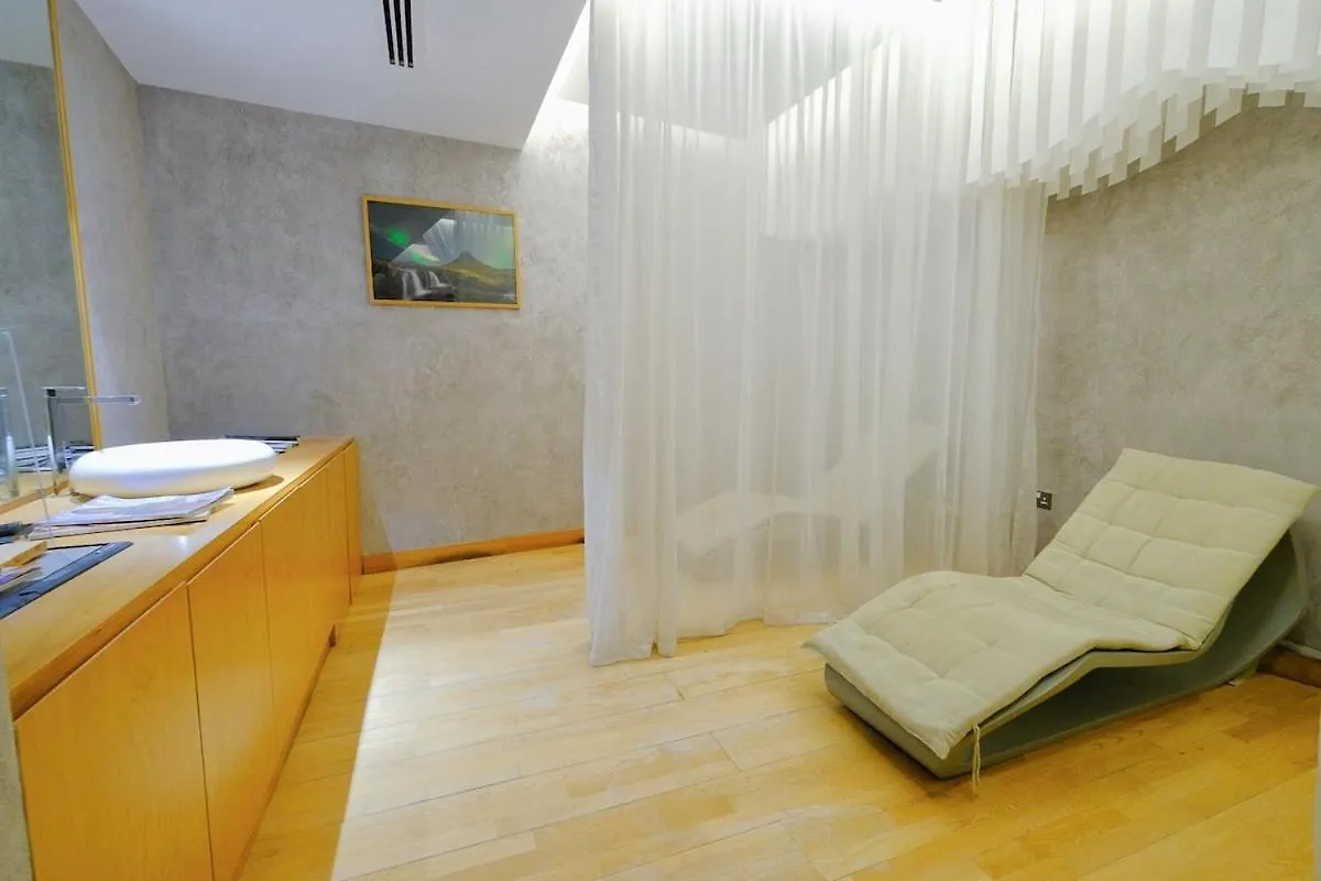 Upscale 2-Bedroom Flat In Dubai Marina Apartment